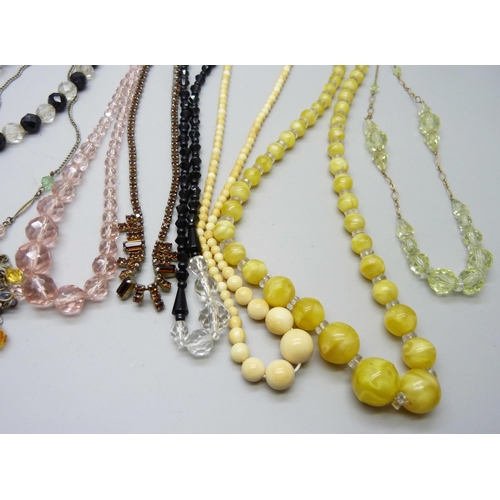 7129 - Ten vintage necklets