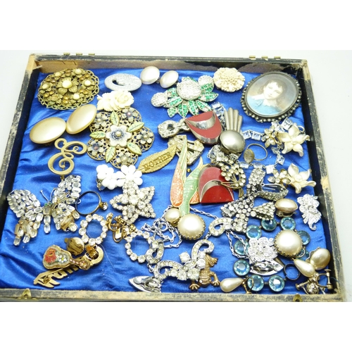 7133 - A collection of vintage jewellery