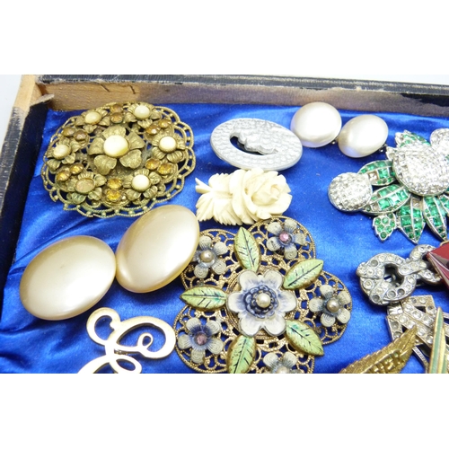 7133 - A collection of vintage jewellery