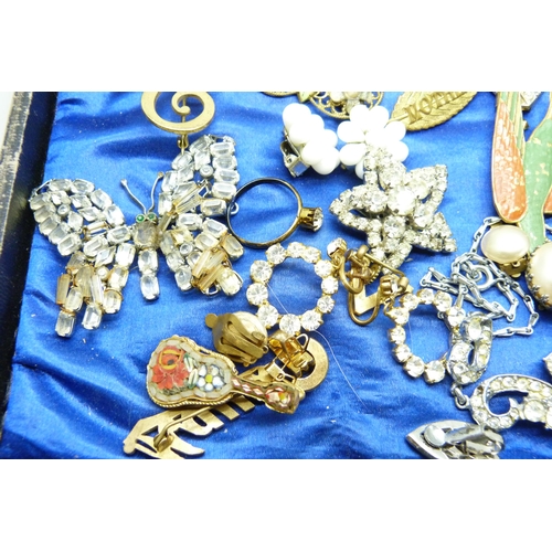 7133 - A collection of vintage jewellery