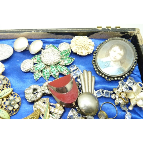 7133 - A collection of vintage jewellery