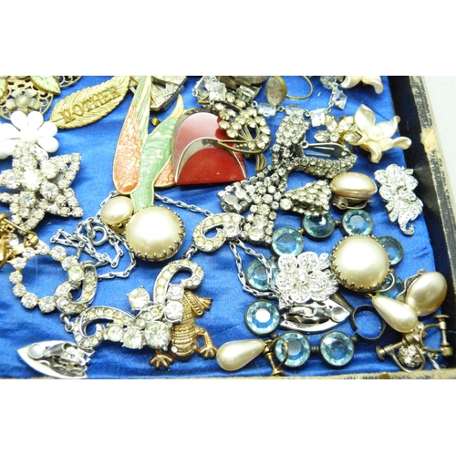 7133 - A collection of vintage jewellery