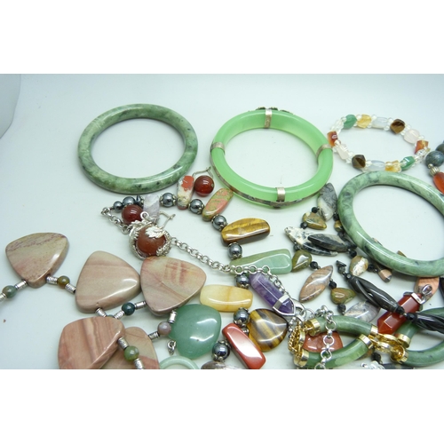 7135 - A collection of jade and semi-precious stone set jewellery