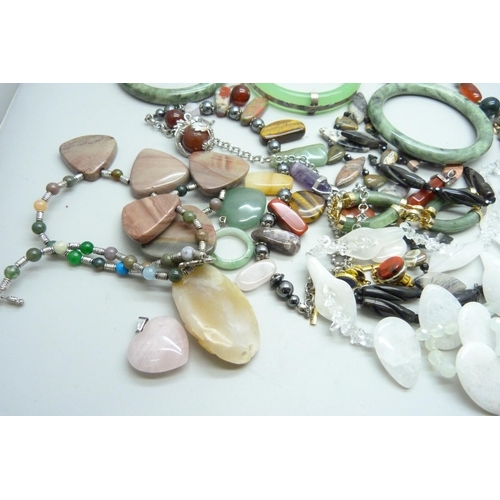 7135 - A collection of jade and semi-precious stone set jewellery