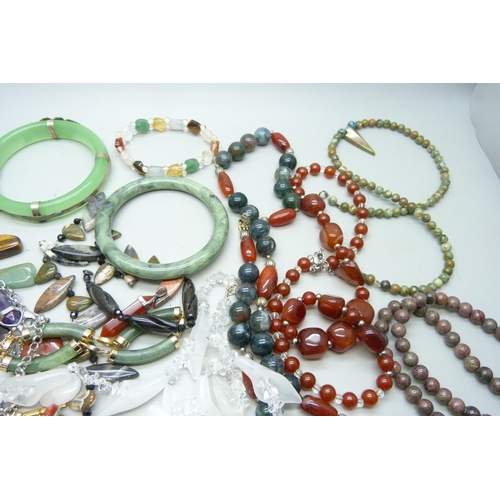 7135 - A collection of jade and semi-precious stone set jewellery