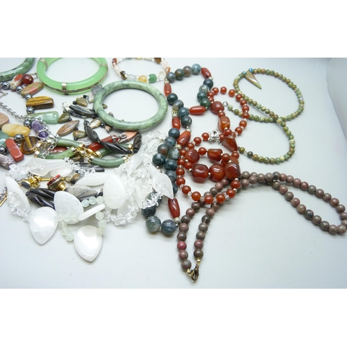 7135 - A collection of jade and semi-precious stone set jewellery