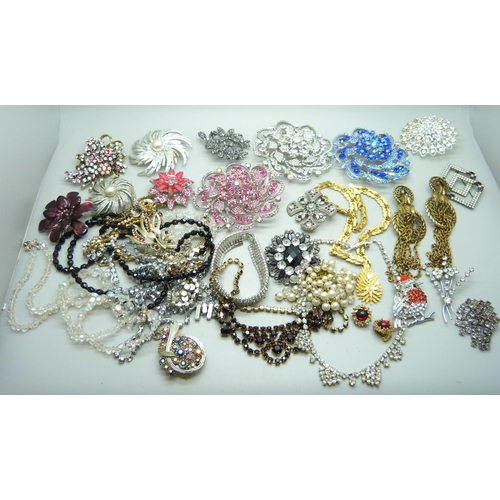 7136 - A collection of paste set jewellery