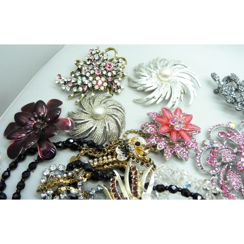 7136 - A collection of paste set jewellery