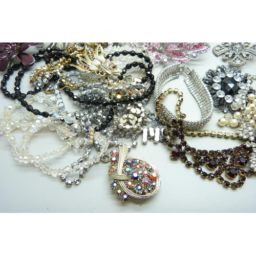 7136 - A collection of paste set jewellery