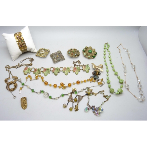 7139 - A collection of vintage costume jewellery