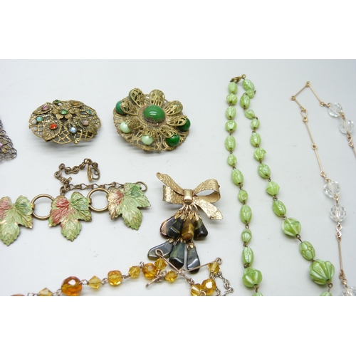 7139 - A collection of vintage costume jewellery