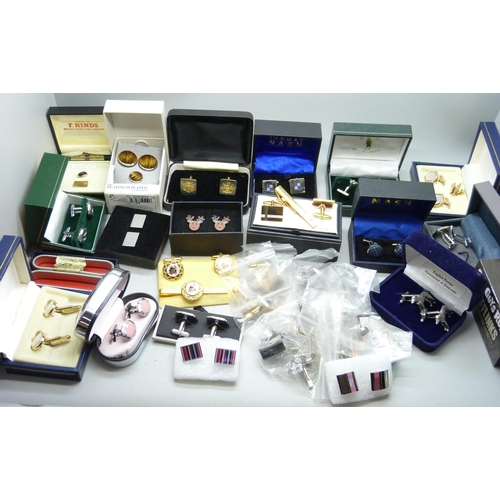 7141 - A collection of assorted cufflinks and studs, etc.