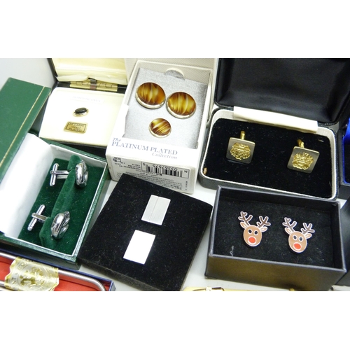 7141 - A collection of assorted cufflinks and studs, etc.