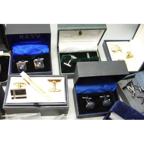 7141 - A collection of assorted cufflinks and studs, etc.