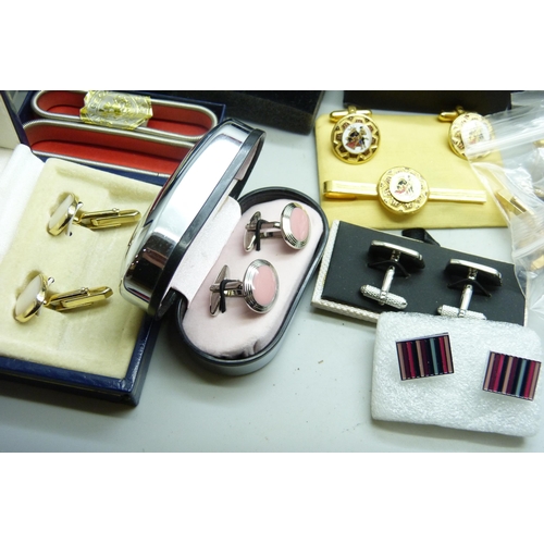 7141 - A collection of assorted cufflinks and studs, etc.