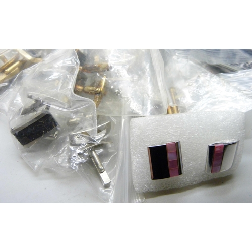 7141 - A collection of assorted cufflinks and studs, etc.