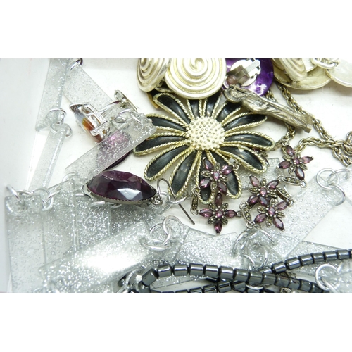 7144 - A collection of costume jewellery