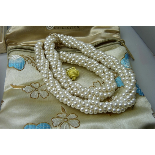 7147 - A collection of pearl earrings and other jewellery