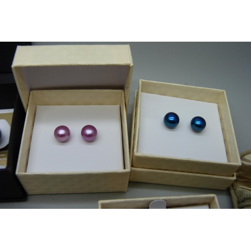 7147 - A collection of pearl earrings and other jewellery