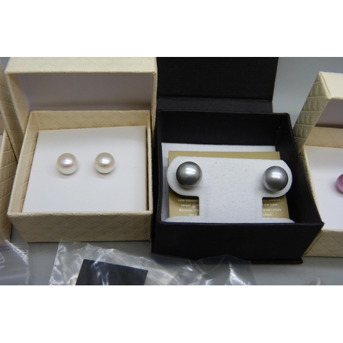 7147 - A collection of pearl earrings and other jewellery