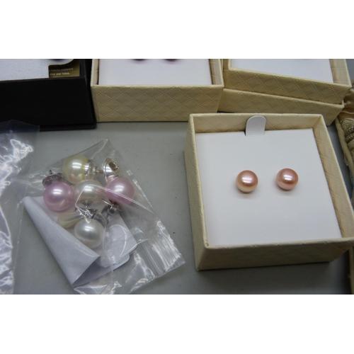 7147 - A collection of pearl earrings and other jewellery