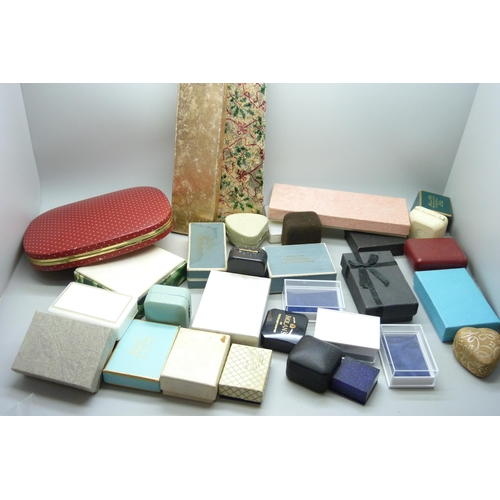 7155 - A collection of assorted jewellery boxes