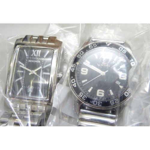 7161 - A collection of travel clocks and wristwatches