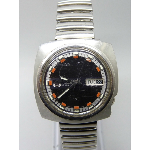 7218 - A Seiko 5 automatic wristwatch