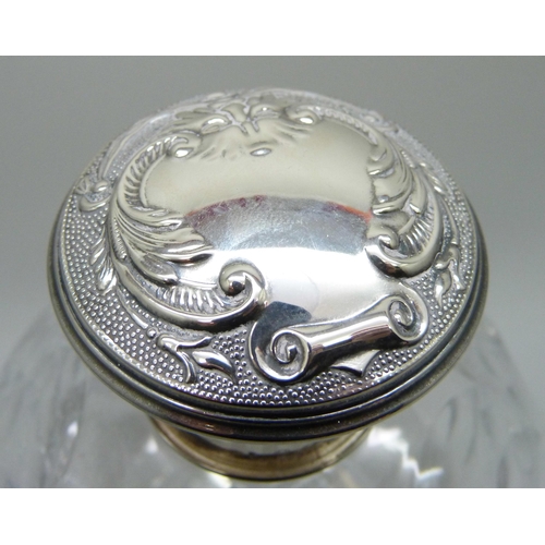 7251 - A large 925 silver topped globular glass scent bottle