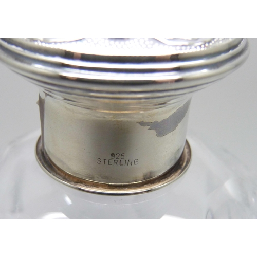 7251 - A large 925 silver topped globular glass scent bottle