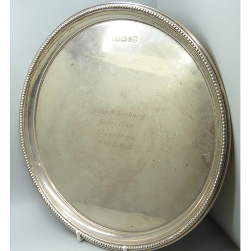 7262 - A silver tray with inscription, 411g, 25.5cm