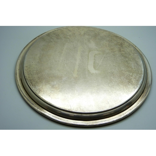 7262 - A silver tray with inscription, 411g, 25.5cm