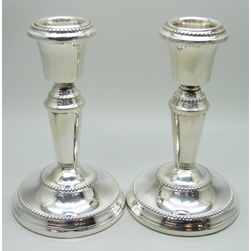 7263 - A pair of silver candlesticks, 10.5cm