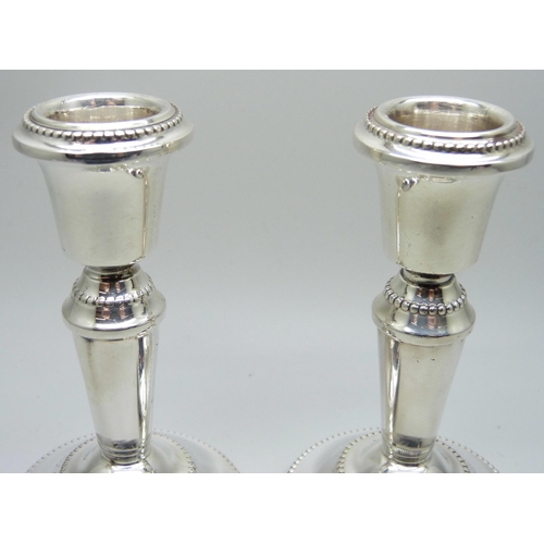 7263 - A pair of silver candlesticks, 10.5cm