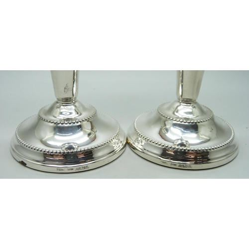 7263 - A pair of silver candlesticks, 10.5cm