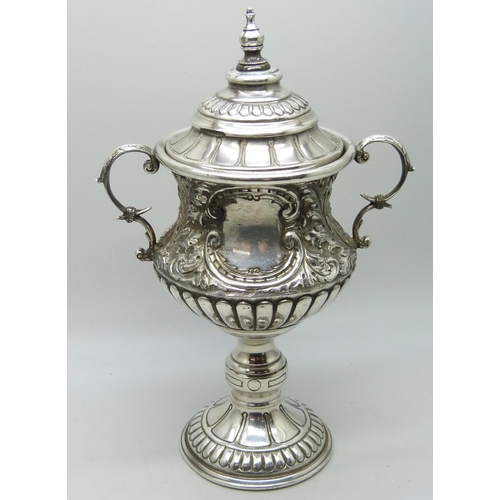 7266 - An embossed silver two handled lidded trophy, Birmingham 1932, 183g, 16.5cm