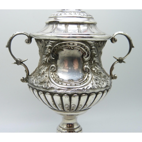 7266 - An embossed silver two handled lidded trophy, Birmingham 1932, 183g, 16.5cm