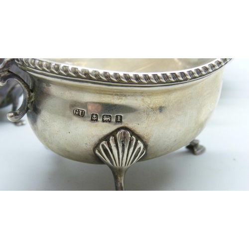 7267 - Two silver jugs and a pierced silver dish, 292g