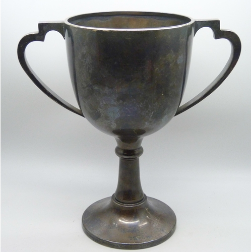 7268 - A silver trophy, 231g, 19.5cm