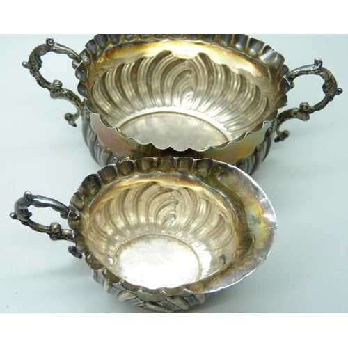 7271 - A silver cream and sugar, a silver salt and a pair of silver vases, total weight 236g, (vases a litt... 