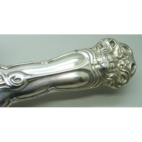 7272 - An Art Nouveau silver hand mirror, Birmingham 1902, engraved 'Hetty'