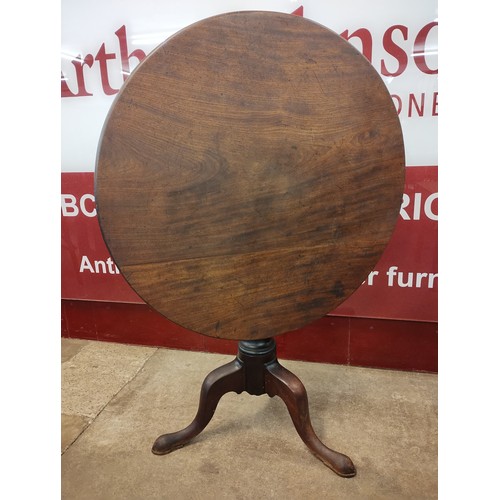 9080 - A George III mahogany circular top tea table