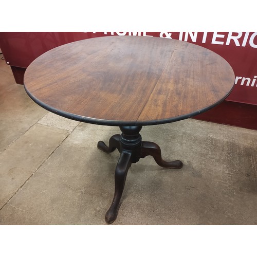 9080 - A George III mahogany circular top tea table