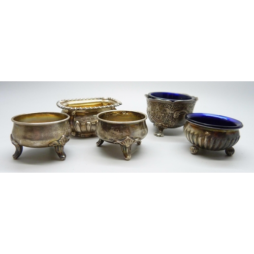 7287 - Three silver salts and a pair of white metal salts, 135g