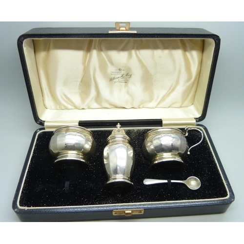 7290 - A silver cruet set with blue glass liners, cased, 85g, mustard lacking lid