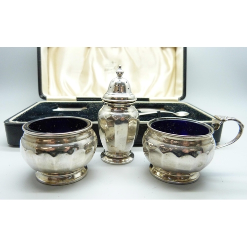 7290 - A silver cruet set with blue glass liners, cased, 85g, mustard lacking lid