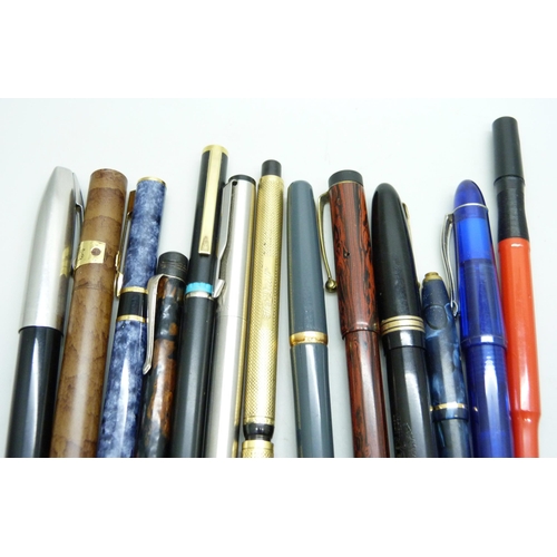 7295 - A collection of pens and one pencil, including Watermans with 18ct gold nib, two with 14ct gold nibs... 