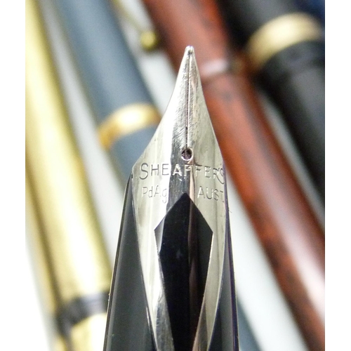 7295 - A collection of pens and one pencil, including Watermans with 18ct gold nib, two with 14ct gold nibs... 