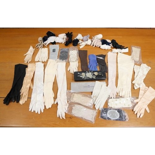 9068 - A collection of ladies' gloves