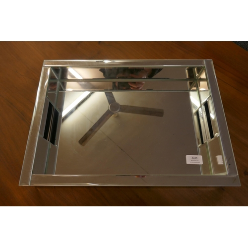 3024 - A bevelled edge mirrored tray